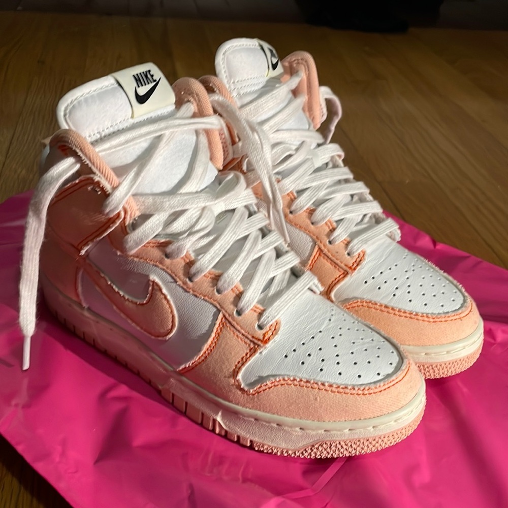 Nike Dunks ( Arctic Orange) Woman’s 7